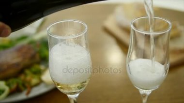 Genç çift şampanya ile romantik bir akşam yemeği var. Romantik kavramı. yakın çekim. seçici odak