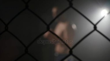 19.09.2017 - Chernivtsi, Ukrayna. MMA savaşçıları spar boks kafeste