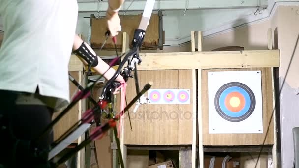 Jonge man opleiding bij boogschieten met boog en pijlen, mensen, sport — Stockvideo