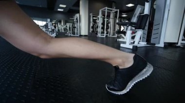 genç kadının spor salonunda egzersiz yapması