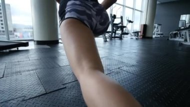 genç kadının spor salonunda egzersiz yapması