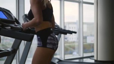 Koşu bandı üzerinde çalışan kadın. ağır çekim