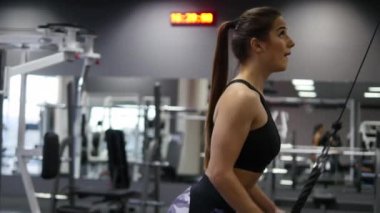 Kollar ve omuzlar simülatör içinde jimnastik salonu kadın trenler