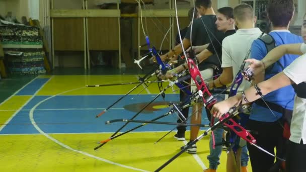 17.10.2017 - Tsjernivtsi, Oekraïne. Handen van jonge houder pijl en boog, trainer legt shooting methode — Stockvideo