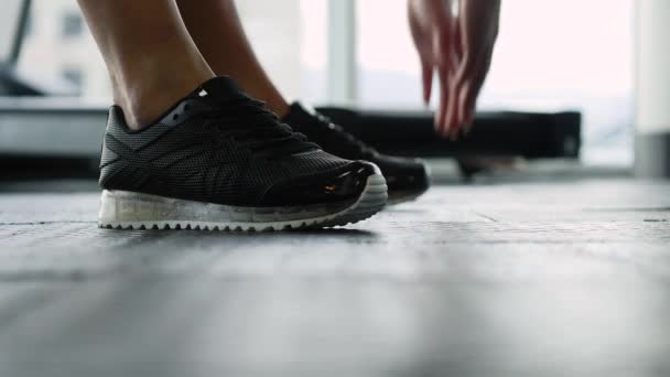 Mujer joven haciendo los ejercicios en el gimnasio — Vídeos de Stock