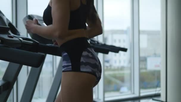 Femme courir sur tapis roulant — Video