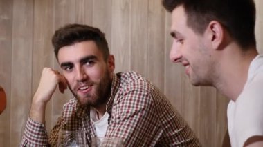 İki erkek arkadaş kanepe ve televizyon izlemek spor oturmak