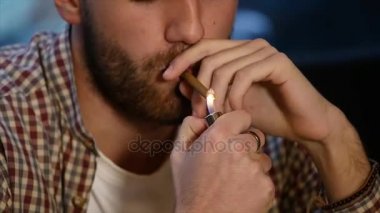 Adam hakkında çakmak yavaş hareket ile hafif sigara için