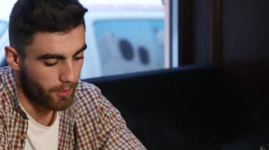 Adam hakkında çakmak yavaş hareket ile hafif sigara için