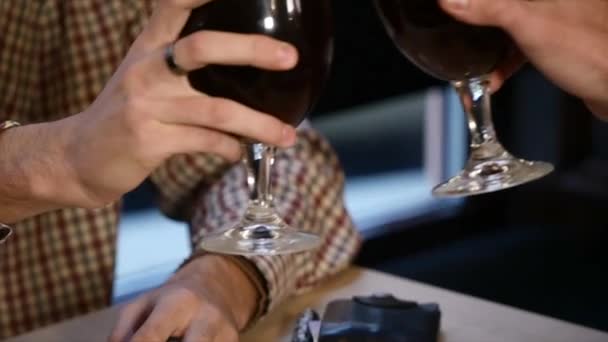 Mensen, toast, vrije tijd, vriendschap en viering concept - happy mannelijke vrienden drinken bier en rammelende bril op bar of pub — Stockvideo