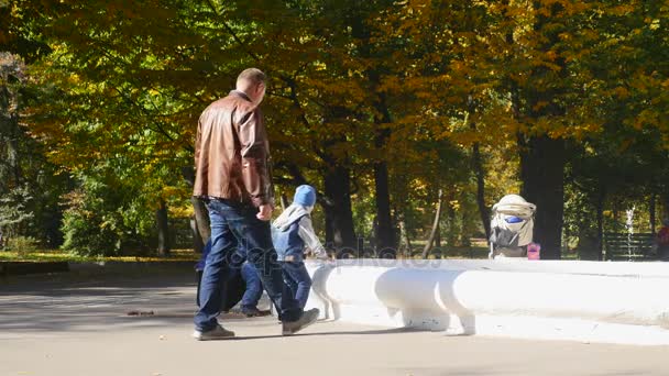 18.10.2017 Chernivtsi, Ucraina: Felice famiglia che cammina lungo la corsia del parco in una giornata autunnale — Video Stock