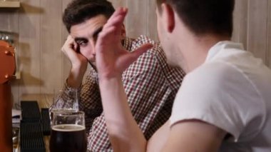 İki erkek arkadaş kanepe ve televizyon izlemek spor oturmak