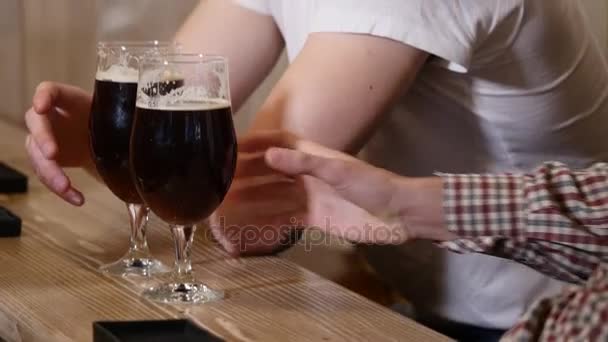 Los amigos están viendo un partido de deportes en un bar y animando a un marcador. Disparo en 4K UHD  . — Vídeo de stock