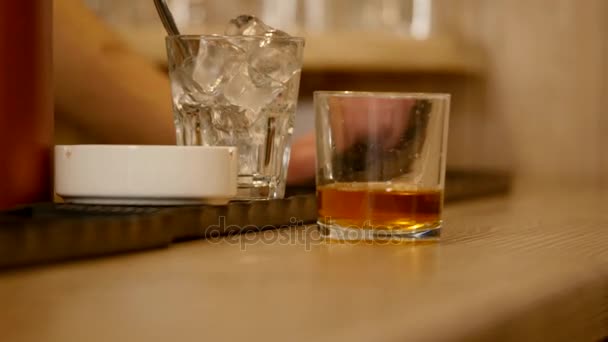 Primer plano, las manos del camarero vertían y servían whisky en el bar — Vídeos de Stock