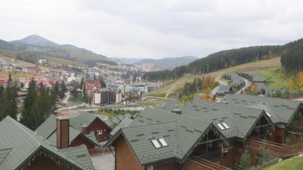 Herbstberge schießen aus dem Lift — Stockvideo