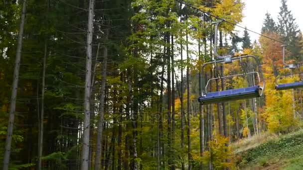 Herbstberge schießen aus dem Lift — Stockvideo