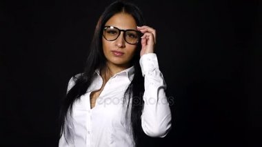 Gözlük gülümseyen genç profesyonel kadın portresi