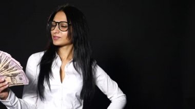 Para tutan güzel genç iş kadını