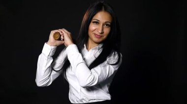 Vahşice kameraya bakarak, yarasa siyah arka plan üzerinde tutan genç güzel kız. ağır çekim