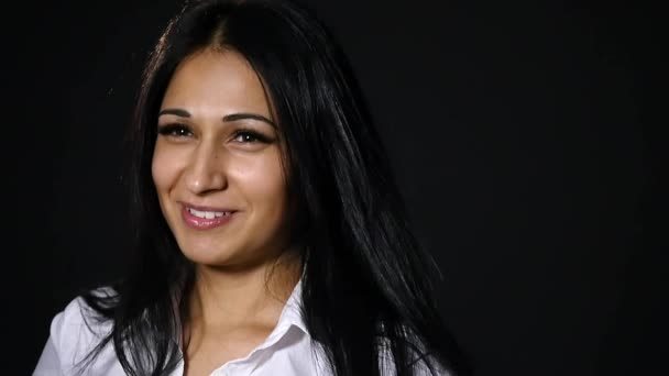 Jonge succesvolle zakenvrouw. Meisje op een zwarte achtergrond in de glimlach van een witte blouse — Stockvideo