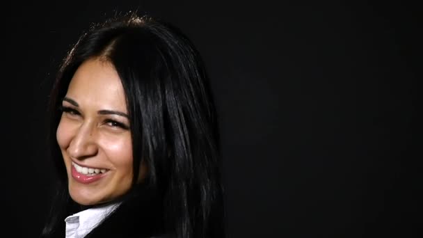 Retrato de una joven profesional sonriente con gafas — Vídeos de Stock