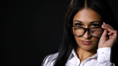 Gözlük gülümseyen genç profesyonel kadın portresi