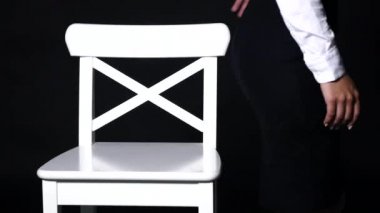 sandalyede oturan topuklu kadın bacakları