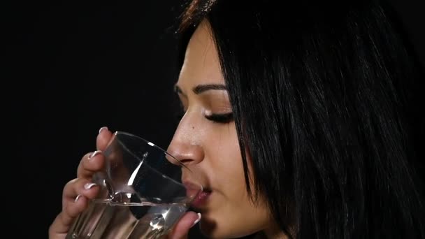 Mujer de negocios sosteniendo vaso de agua y bebida, aislada sobre fondo negro — Vídeos de Stock