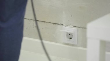Bir elektrik kablosu kablosu Ac prize takarak