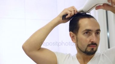 adam onun saç kurutma