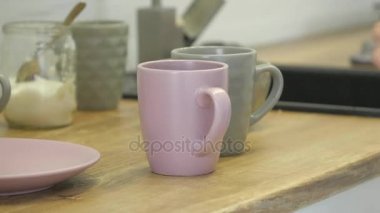 Adamın ellerini almak bir kahve fincanı