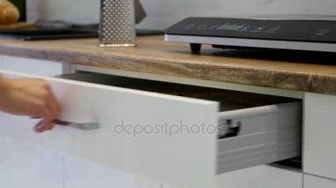 Kadın el açılış çekmece a mutfak dolabı beyaz