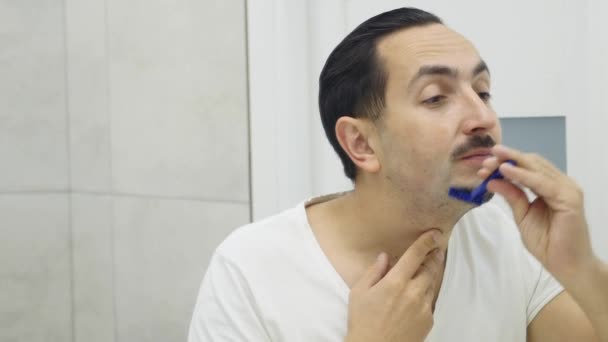 Muž holení před zrcadlem — Stock video