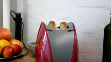 Kavrulmuş tost ekmeği tost makinesi duman iken haşhaş yukarıya çıkar