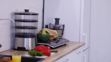 Farklı tür bir sebze mutfak masasında