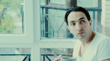 Mutlu genç aile tatil günlerinde mutfakta Kahvaltı