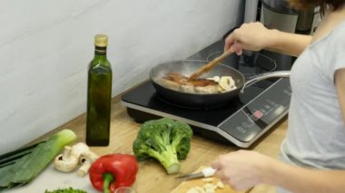 Tuz ve biber ile süslenmiş sıcak ızgarada lezzetli biftek yer. Biftek çiğ et Biftek kızart. tereyağı ve bir tavada ısıtmalı kızarmış et olmak