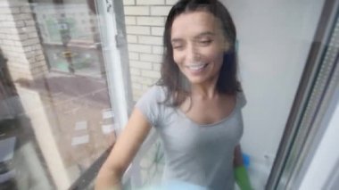 Kadınlar bir pencere Temizleme