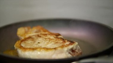 Tuz ve biber ile süslenmiş sıcak ızgarada lezzetli biftek yer. Biftek çiğ et Biftek kızart. et olmak tereyağı ve bir tavada ısıtmalı kızarmış. portre. ağır çekim