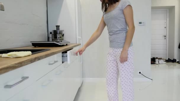 Nő kéz nyitó fiókok, a fehér konyha szekrény — Stock videók