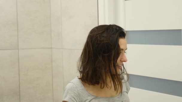 Pareja cepillarse los dientes en el baño — Vídeos de Stock