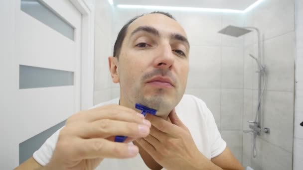 男人剃须在镜子前面 — 图库视频影像