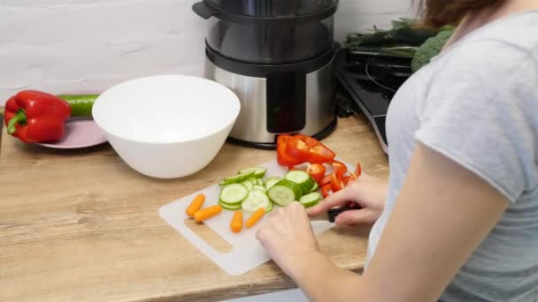 沙拉的制备。在厨房里的健康蔬菜。做晚饭 — 图库视频影像