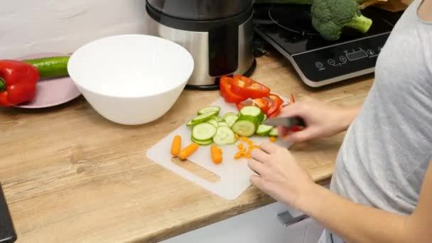 サラダの準備。キッチンでの野菜。夕食を作ってください。 — ストック動画