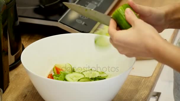 Voorbereiding van salades. Gezonde groenten in de keuken. eten koken — Stockvideo