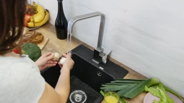Womens handen wassen verse groenten — Stockvideo