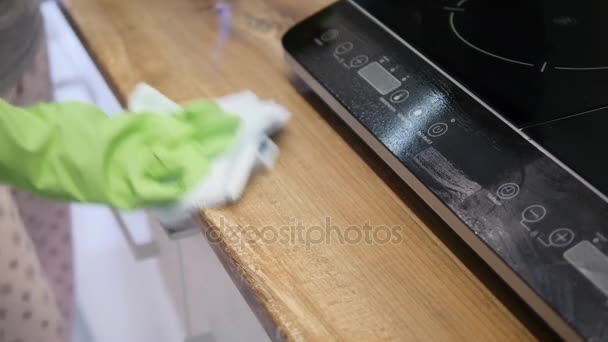 Mujer limpiando su cocina con guantes verdes — Vídeo de stock