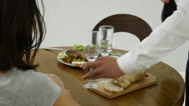 Couple heureux bavarder et prendre le petit déjeuner ensemble à la maison dans la cuisine — Video