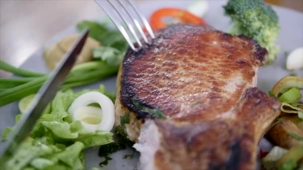 Muž jí steak doma. detail — Stock video