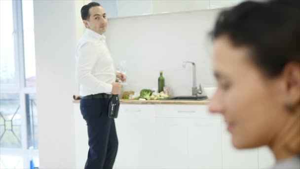 Man pours two glasses of champagne to celebrate moving into new home with girlfriend — Stock Video